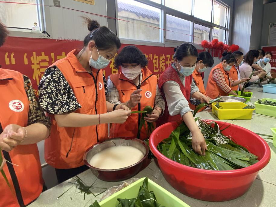 青口供電所黨支部聯(lián)合生產(chǎn)生活服務(wù)中心分會(huì )、黃沙坨社區，共同舉辦“悠悠艾草香 濃濃端午情”系列活動(dòng)。.png